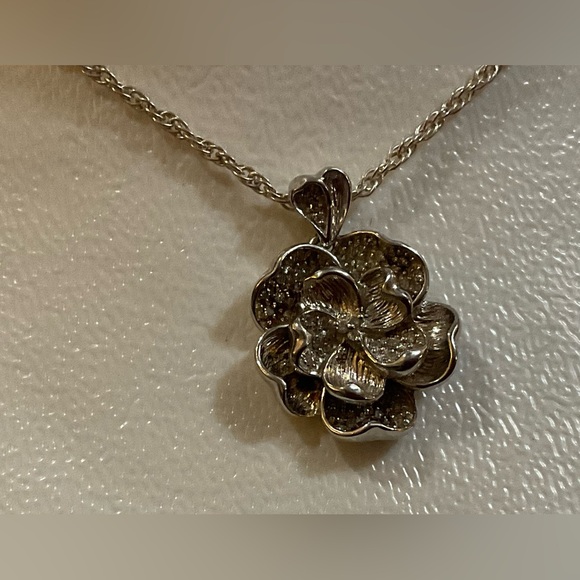 Elisabeth Ashlie: Edwardian filigree flower design pendant and silver 18” chain. - Picture 1 of 9